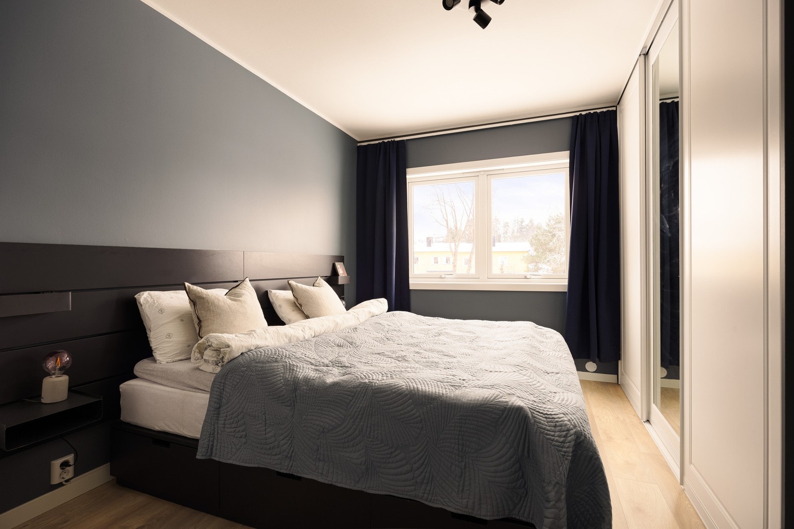 Leiligheten har tre romslige trivelige soverom med lyse vegger og slitesterkt laminatgulv, som skaper en rolig og behagelig atmosfære. Galleribilde