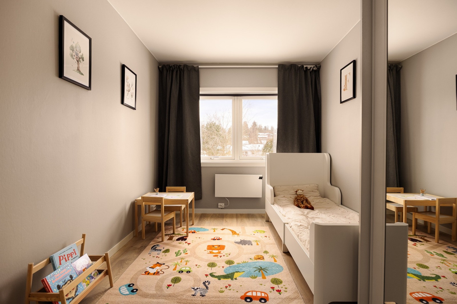 Soverommene er av god størrelse og gir fleksible innredningsmuligheter, enten du ønsker barnerom, gjesterom, hjemmekontor eller hobbyrom. Galleribilde