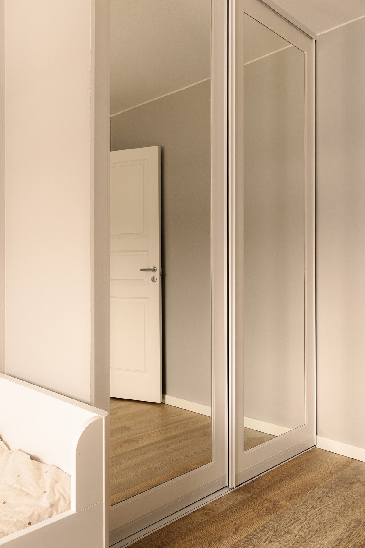 Samtlige rom er utstyrt med praktiske skyvedørsgarderober og profilerte innerdører, som gir et helhetlig og gjennomført uttrykk. Galleribilde