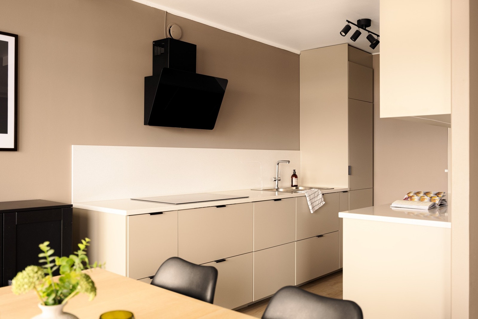 Kjøkkenet er fra IKEA og ble montert i november 2023, og fremstår som moderne, stilrent og svært funksjonelt. Galleribilde