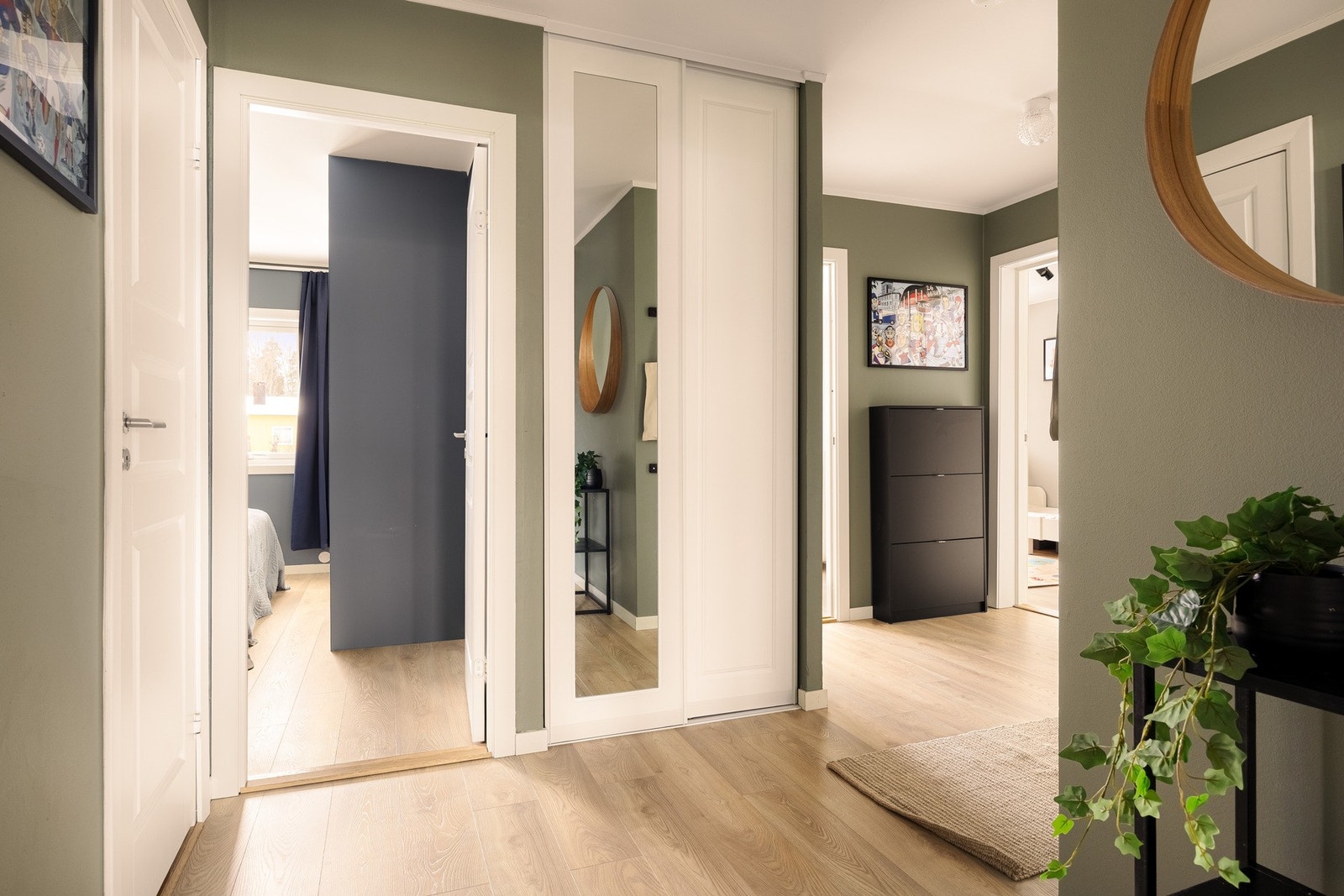 Entréen ble pusset opp i 2019 og fungerer som et naturlig knutepunkt i boligen, med enkel adkomst til toalett, bad og alle soverom. Galleribilde