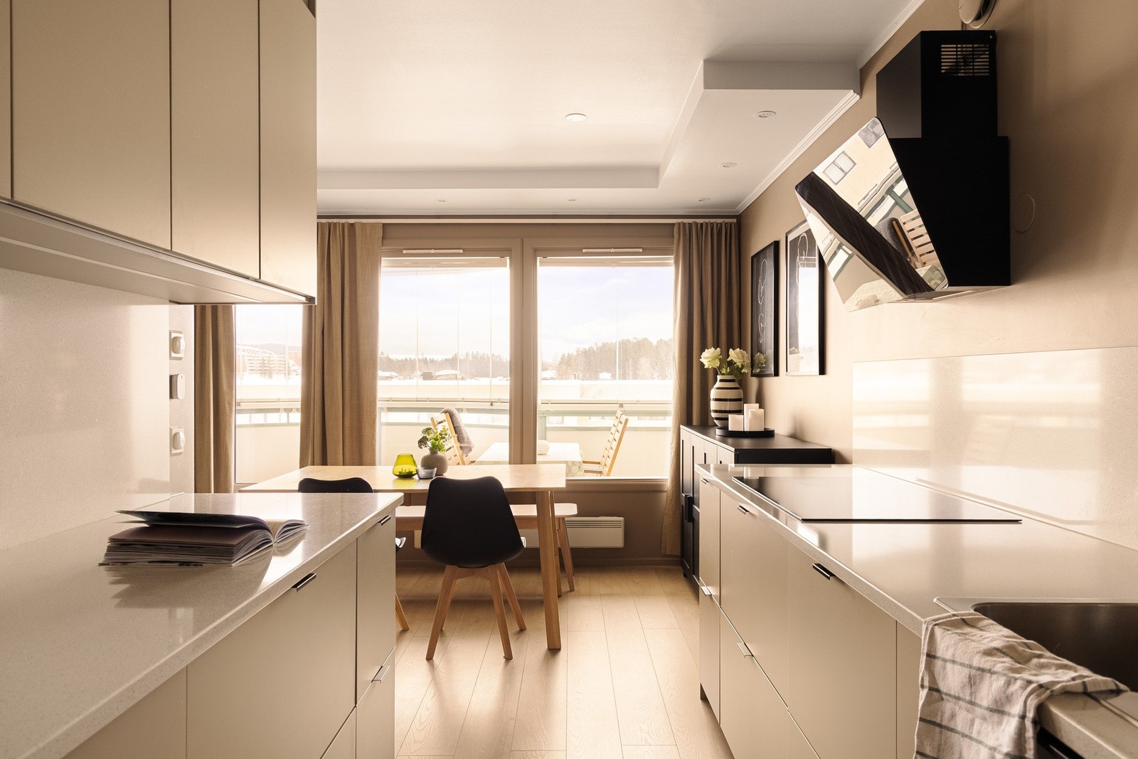 En romslig og innbydende 4-roms leilighet med attraktiv beliggenhet i rolige og familievennlige omgivelser. Galleribilde