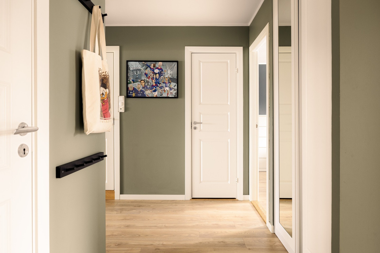 I entréen er det en praktisk skyvedørsgarderobe langs den ene veggen, samt god plass til yttertøy og sko i tilhørende bod. Galleribilde