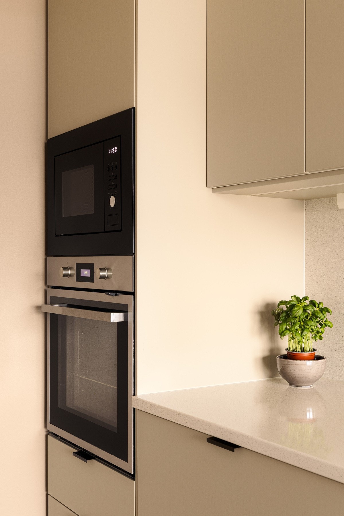 Kjøkkenet leveres med integrerte hvitevarer, bestående av kjøleskap, oppvaskmaskin, mikrobølgeovn, stekeovn og nedfelt platetopp, slik at du kan flytte rett inn og ta i bruk kjøkkenet fra dag én. Galleribilde