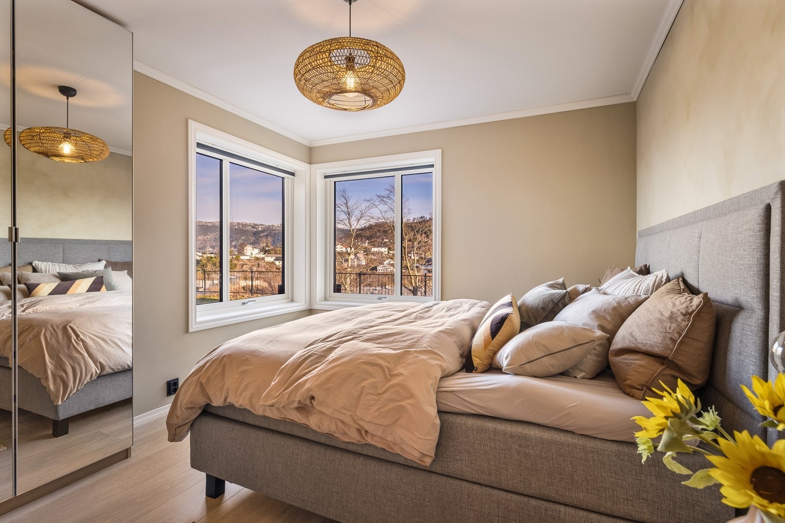 Det romslige hovedsoverommet på hele 12,4 m² fremstår lyst og innbydende. Her er det plass til både stor seng, nattbord og ønsket garderobeløsning. Galleribilde