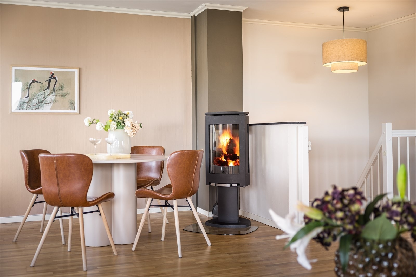 I stuen har det blitt installert en lekker vedovn, som gir ekstra varme og kos på de kaldeste dagene. Galleribilde