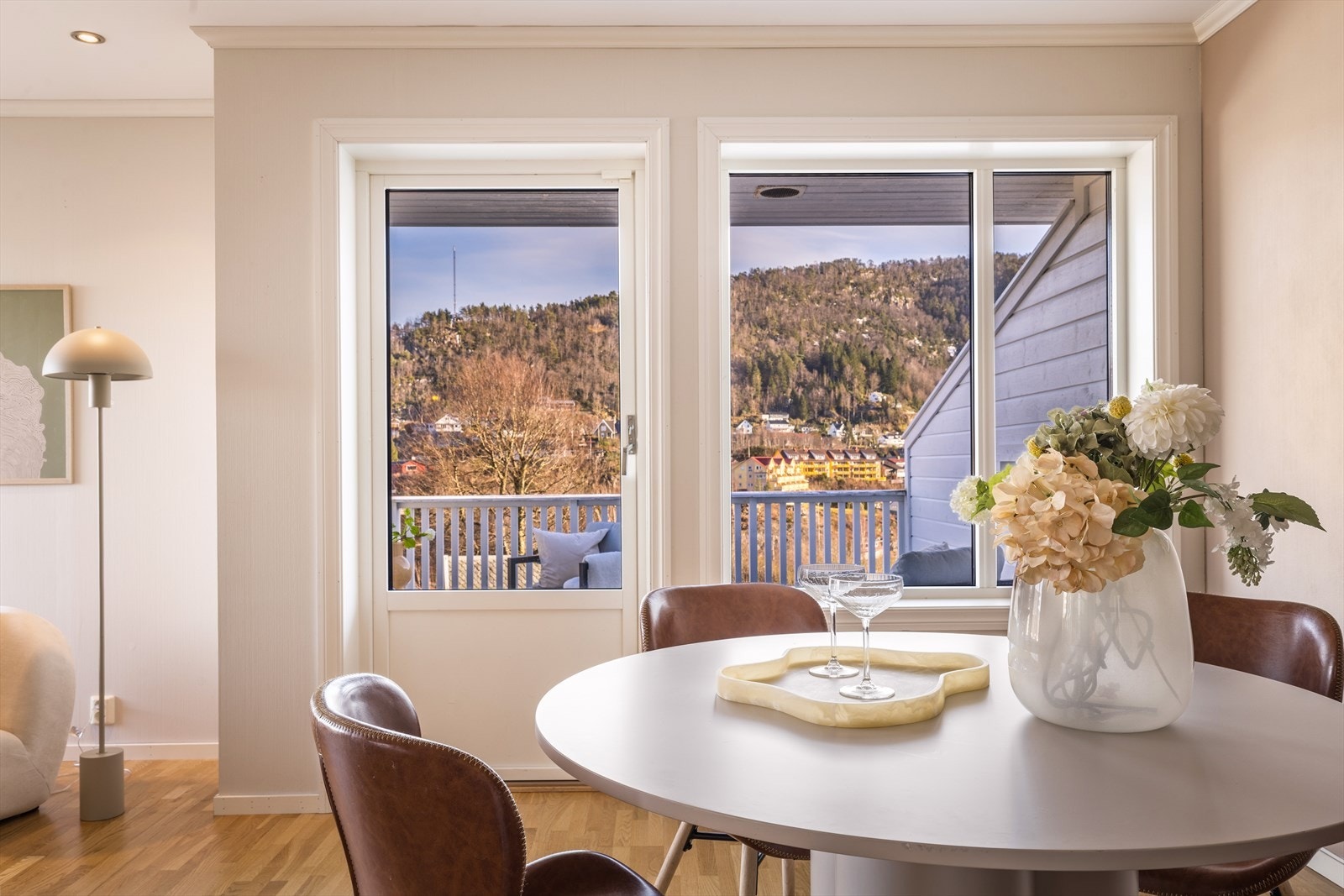 Direkte adkomst fra stue til altan på ca 14m² med spilerekkverk. Galleribilde