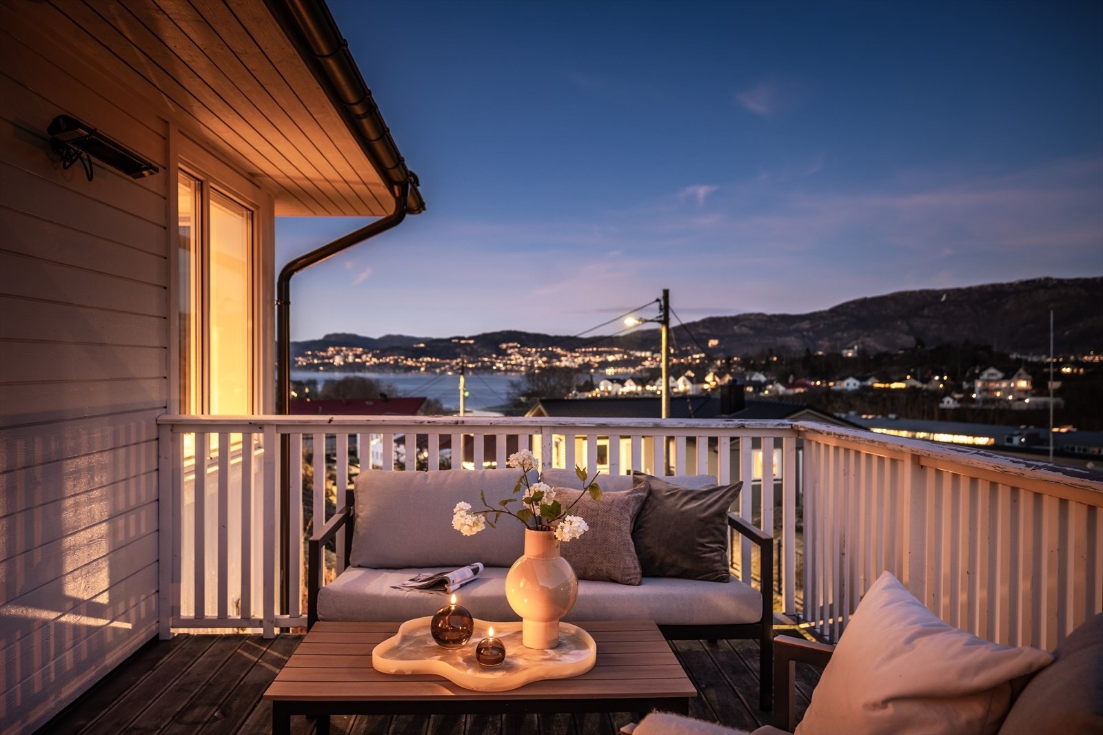 Det gjøres oppmerksom på at utvidelse av altan ikke byggemeldt eller formelt godkjent av kommunen. Se punkt om ferdigattest for mer info. Galleribilde