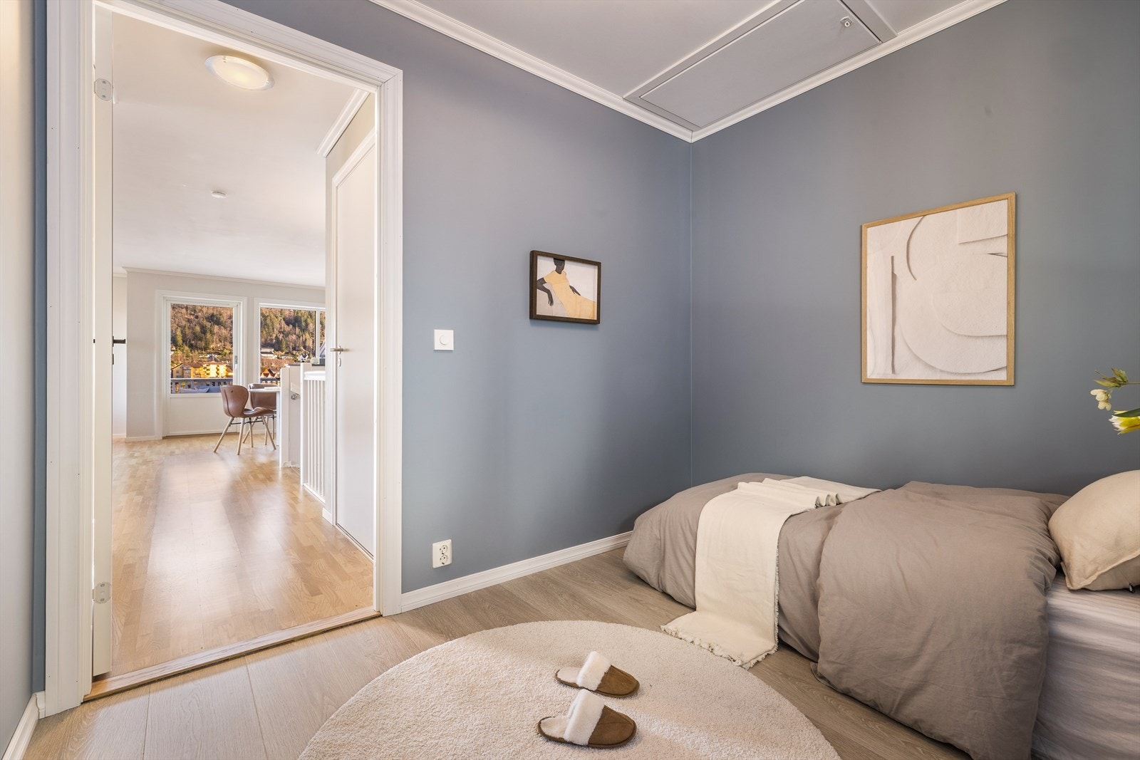 Ett av totalt fire soverom ligger i boligens hovedetasje. Rommet er på 7 m² og har plass til både seng, nattbord og romslig garderobeløsning. Galleribilde