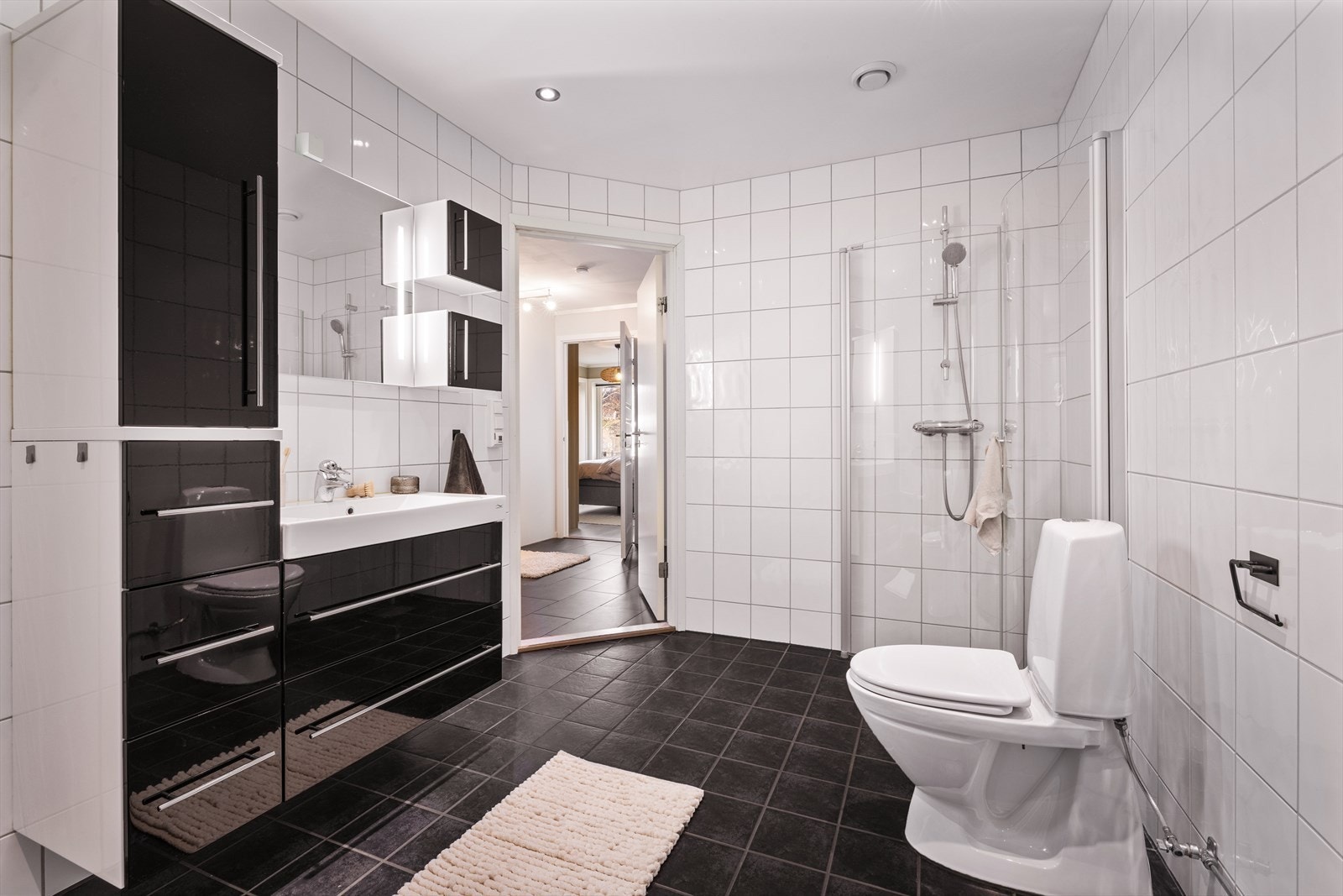 Boligen er utstyrt med balansert ventilasjon med varmegjenvinning, som sikrer et sunt og behagelig inneklima året rundt. Galleribilde