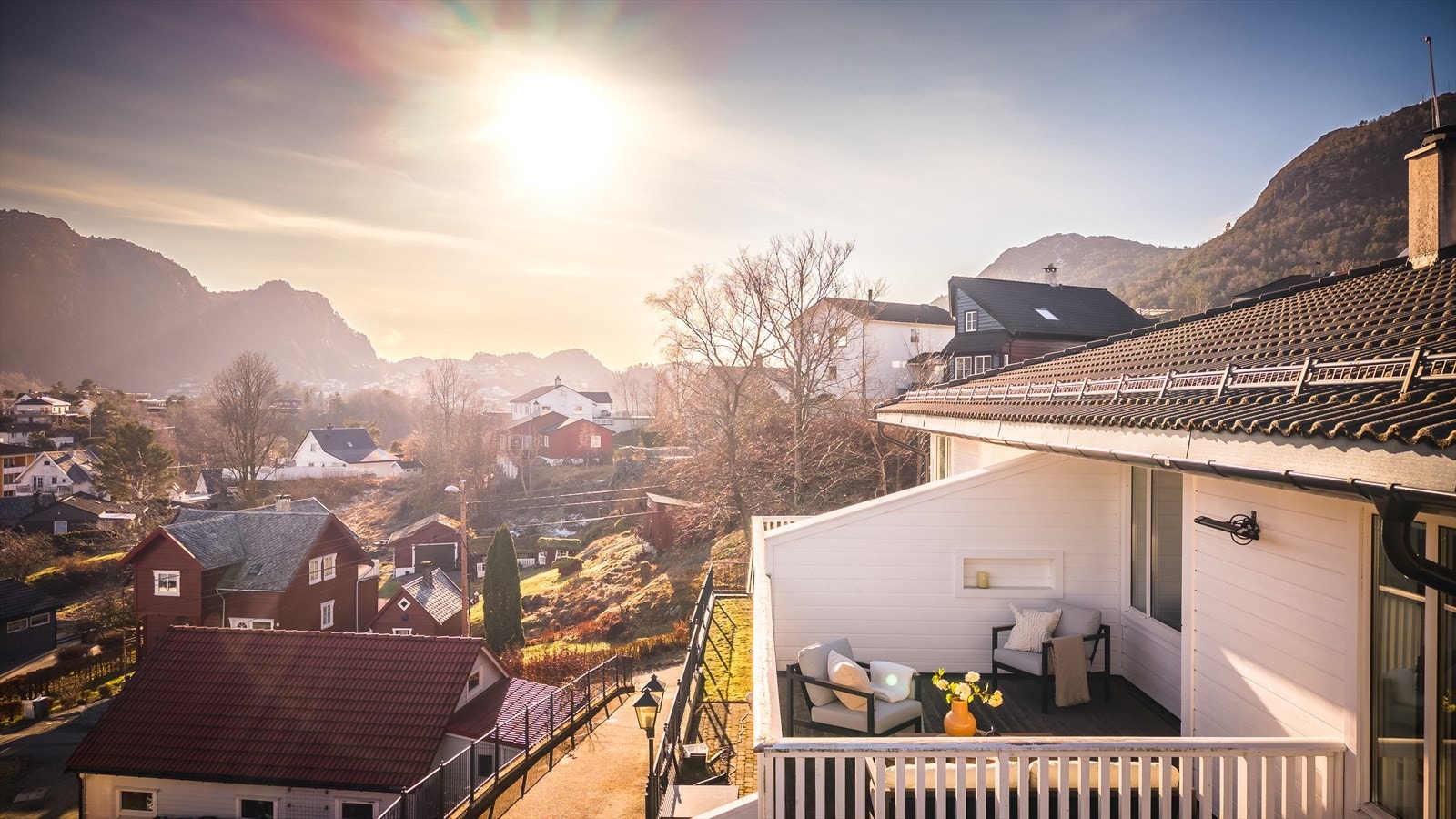 Midtsommers har boligen sol fra morgen til tidlig kveld. Galleribilde