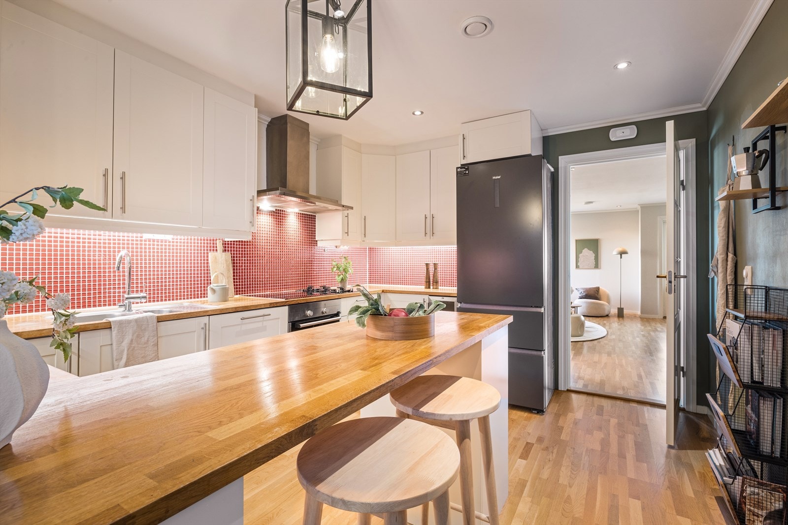 Enkel og sømløs overgang fra tilberedning av grillmaten til servering via kjøkkenets praktiske barløsning. Galleribilde