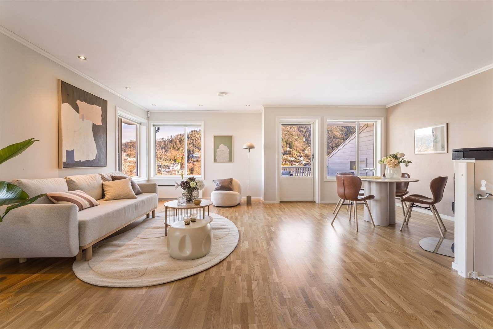 Moderne og tidsriktige toner kombinert med store vindusflater uten innsyn, sikrer godt med naturlig lys og skaper en lun atmosfære. Galleribilde