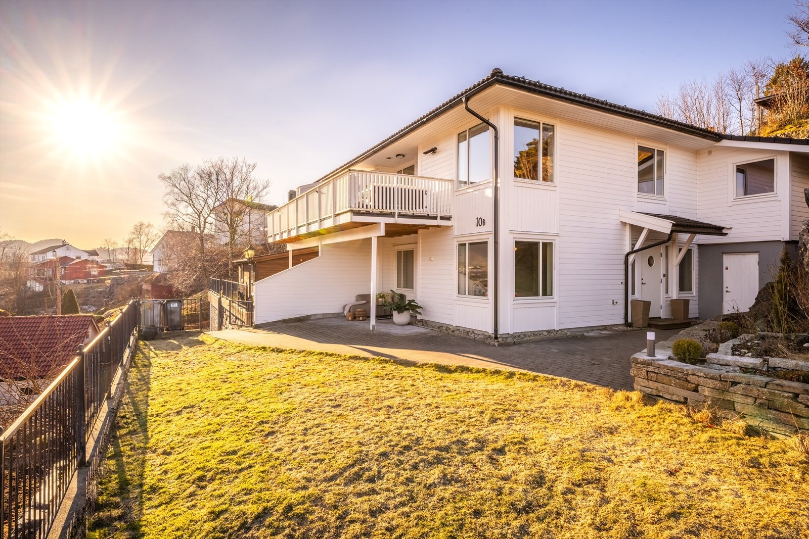 Aktiv Eiendomsmegling v/ Anders Paulsen og fotograf Espen Wilhelmsen har gleden av å presentere Sjøkrigsskoleveien 10B - en flott halvpart av tomannsbolig med nydelig utsikt! Galleribilde