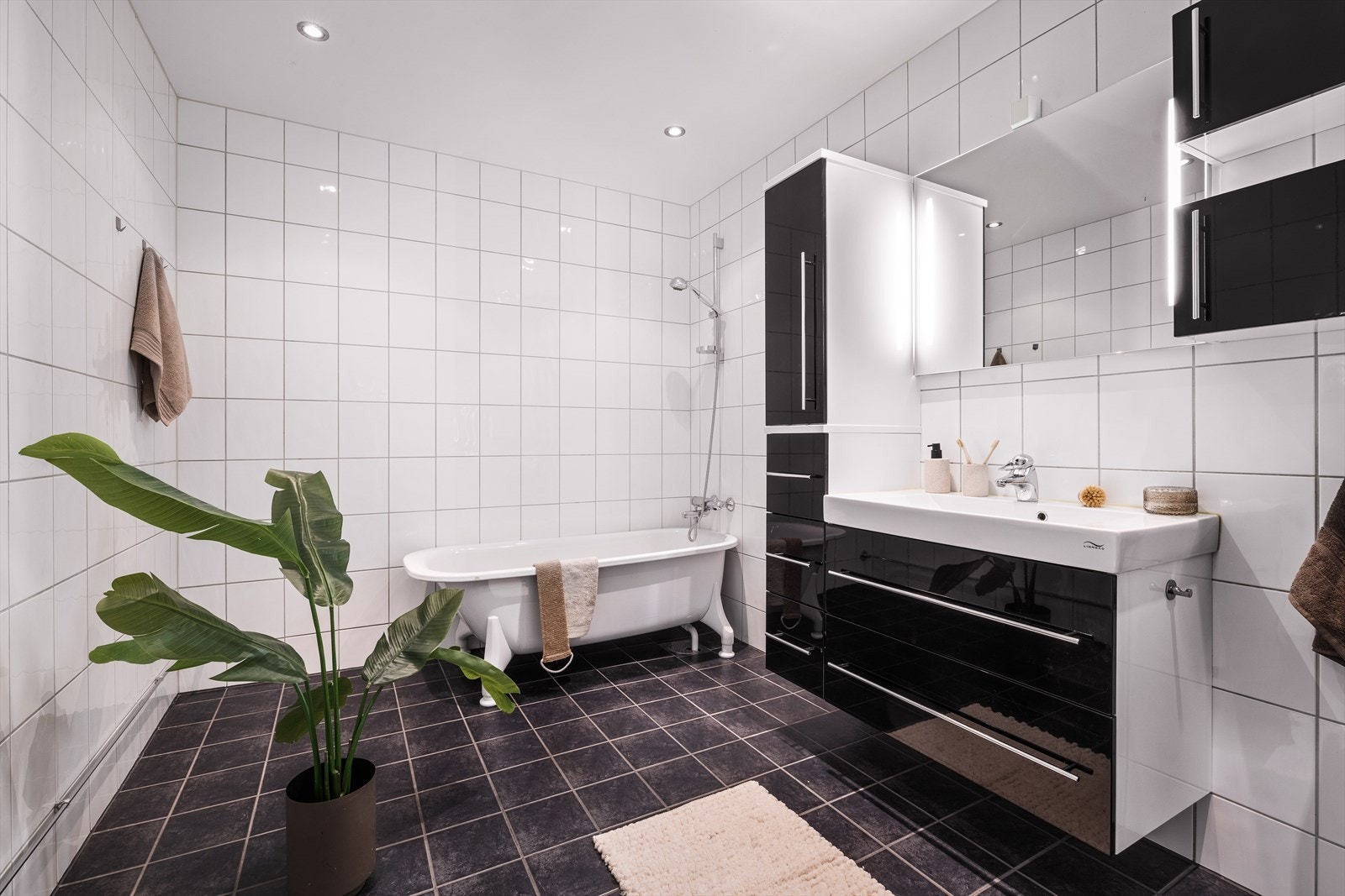 Pent helfliset bad med downlights i tak, mekanisk avtrekk, varmekabler i gulv og rør-i-rør system. Galleribilde