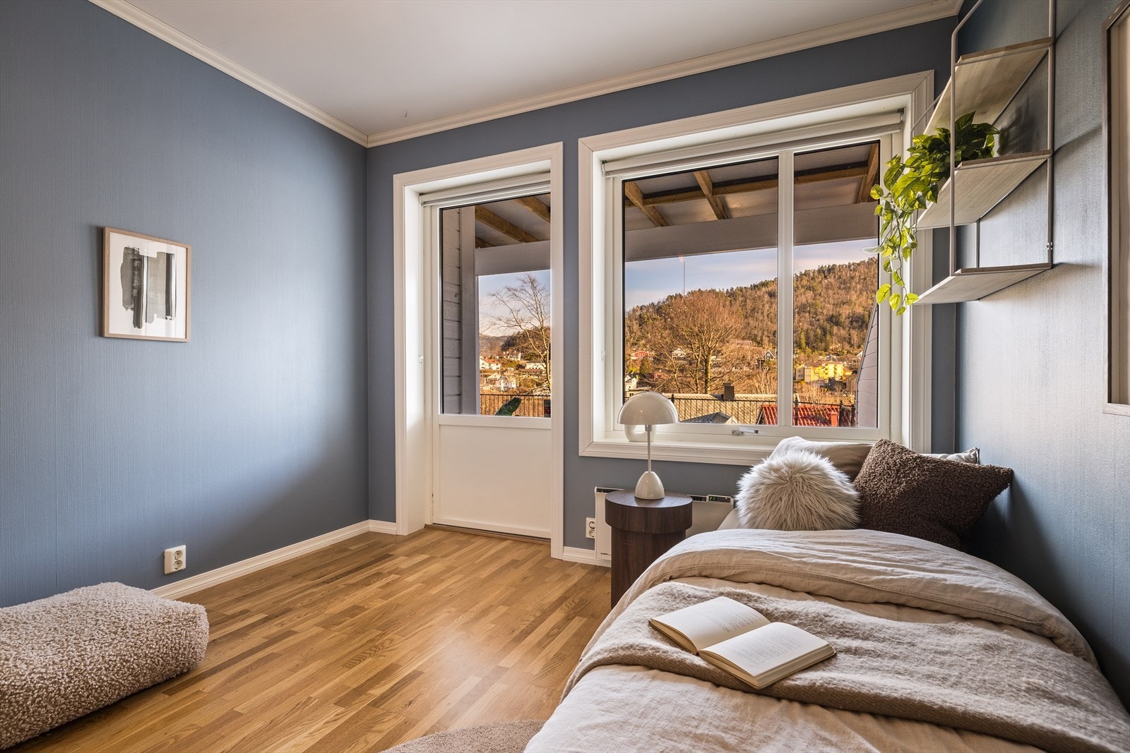 Rommet kan benyttes som en ekstra stue, og gir mulighet for både sosialt samvær og avslapning i et stille hjørne av huset. Galleribilde