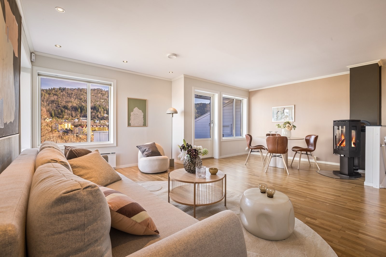 Man har god plass til gjester og kan gledelig invitere til sammenkomster. Galleribilde