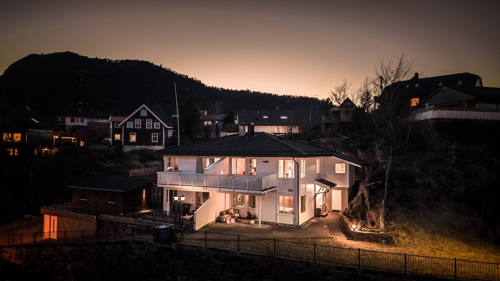 Boligen har en barnevennlig beliggenhet i naturskjønne omgivelser, i et rolig og veletablert boligområde på Laksevåg/ Gravdal. Galleribilde