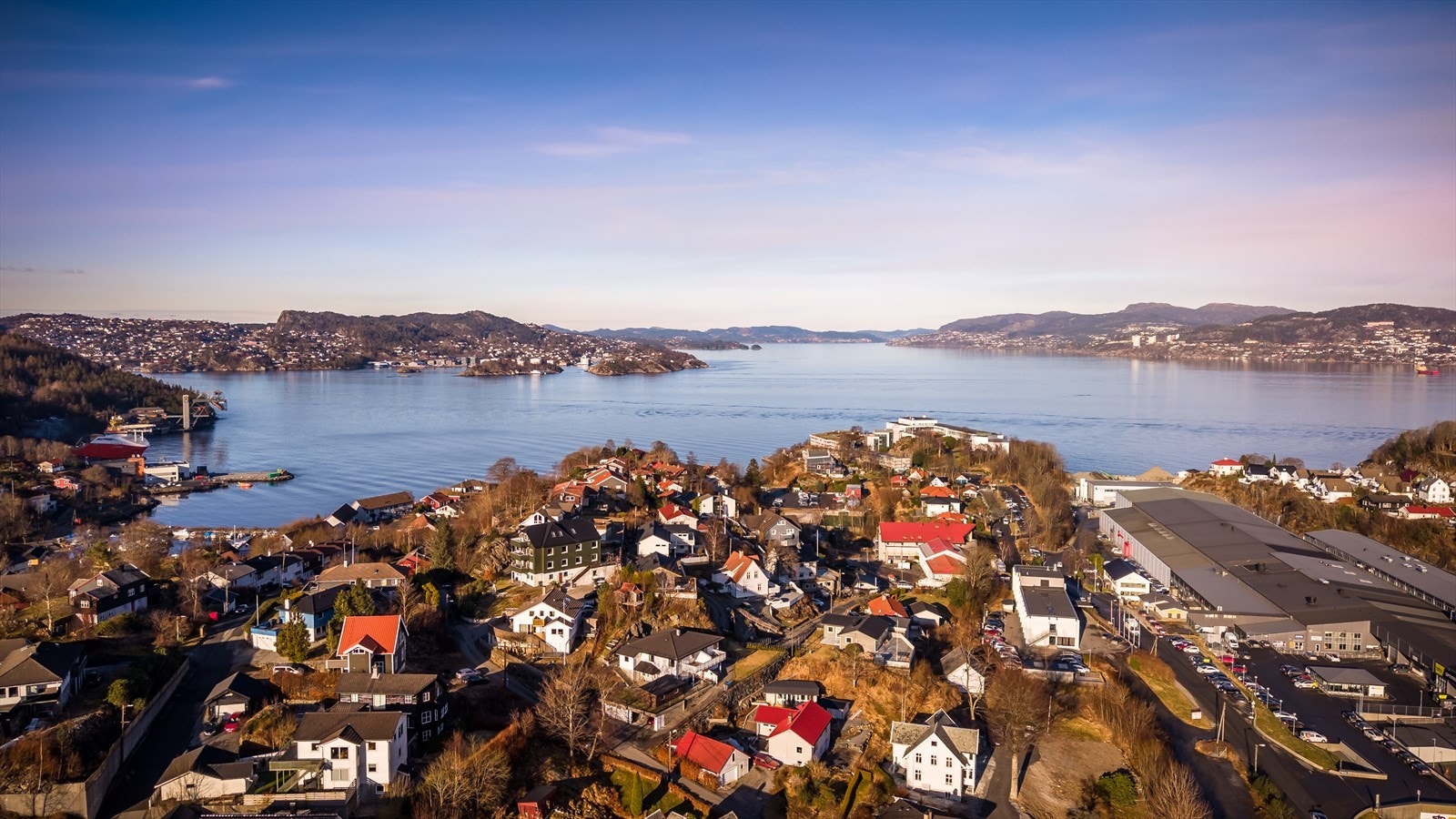 Det er også båthavn i nærheten samt et aktivt ro-miljø på Gravdalsvannet. Galleribilde
