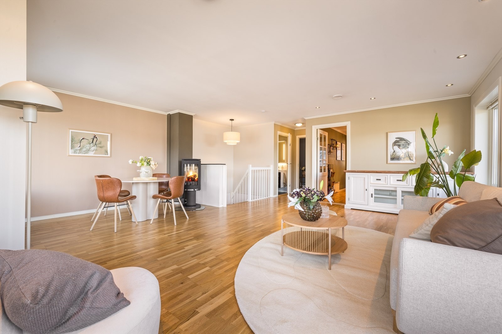 Stuen er på hele 38,1m². Her er det enkelt å dele inn i flere soner, enten du ønsker en lun leseplass eller en komfortabel TV-krok. Galleribilde