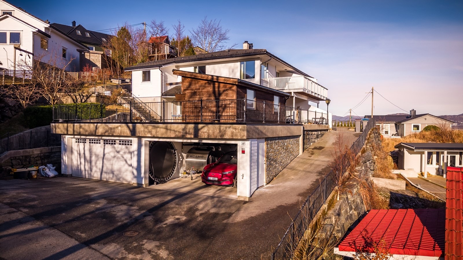 Bilene parkeres komfortabelt og trygt i romslig garasje, med mulighet for ekstra parkering fremfor garasjeporten. Galleribilde