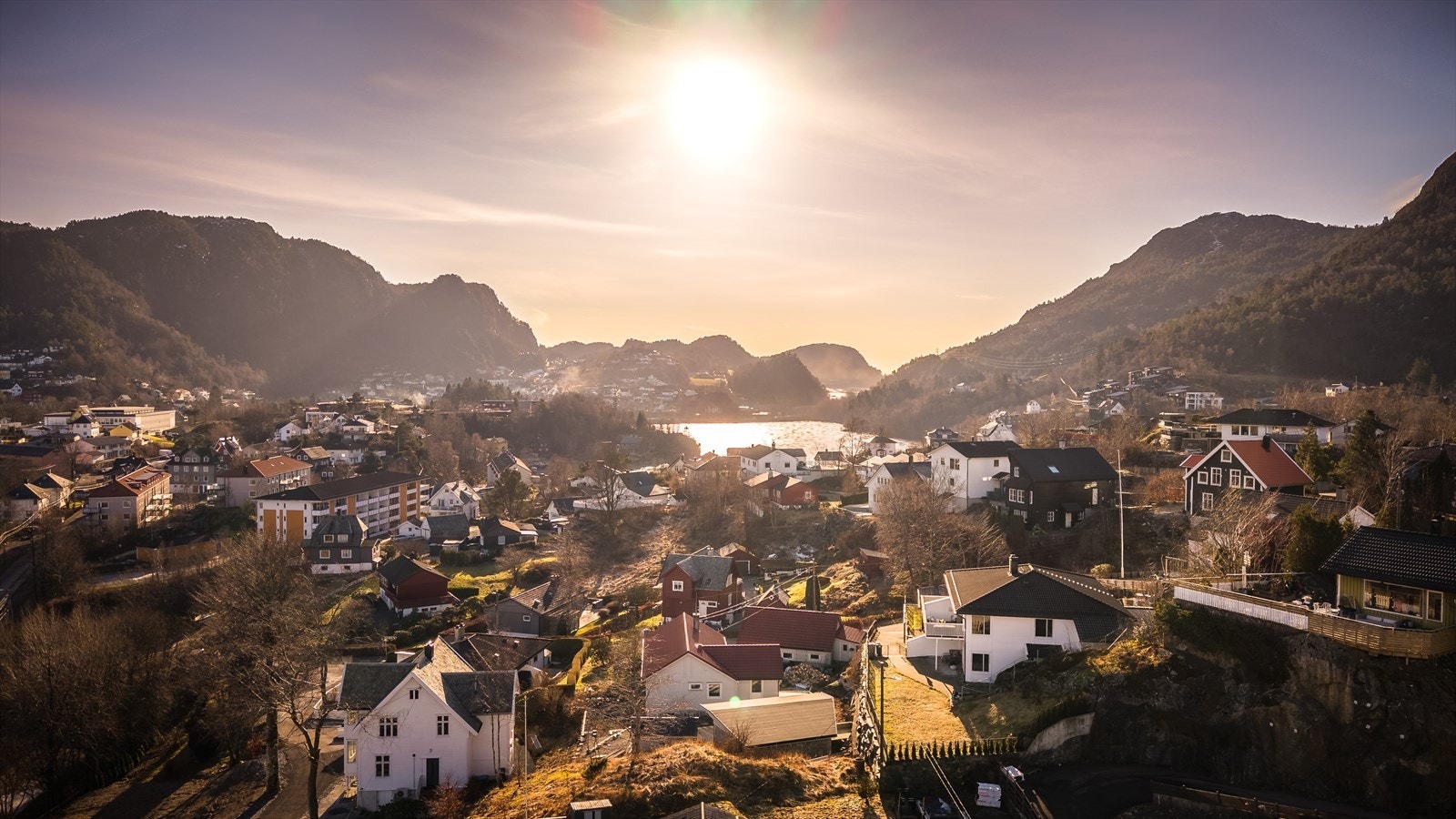 Det er kort vei til Rema 1000, bensinstasjon og busstopp med hyppige avganger til Bergen sentrum, Laksevåg, Bergen vest og øvrige bydeler. Galleribilde