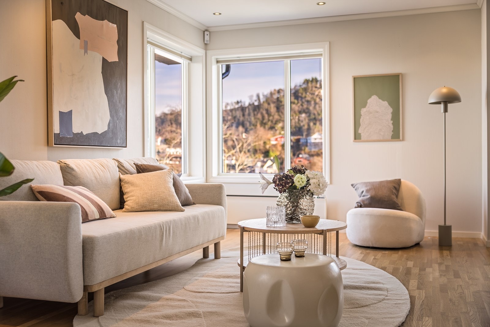 De generøse glassflatene bader rommet i naturlig lys. Galleribilde