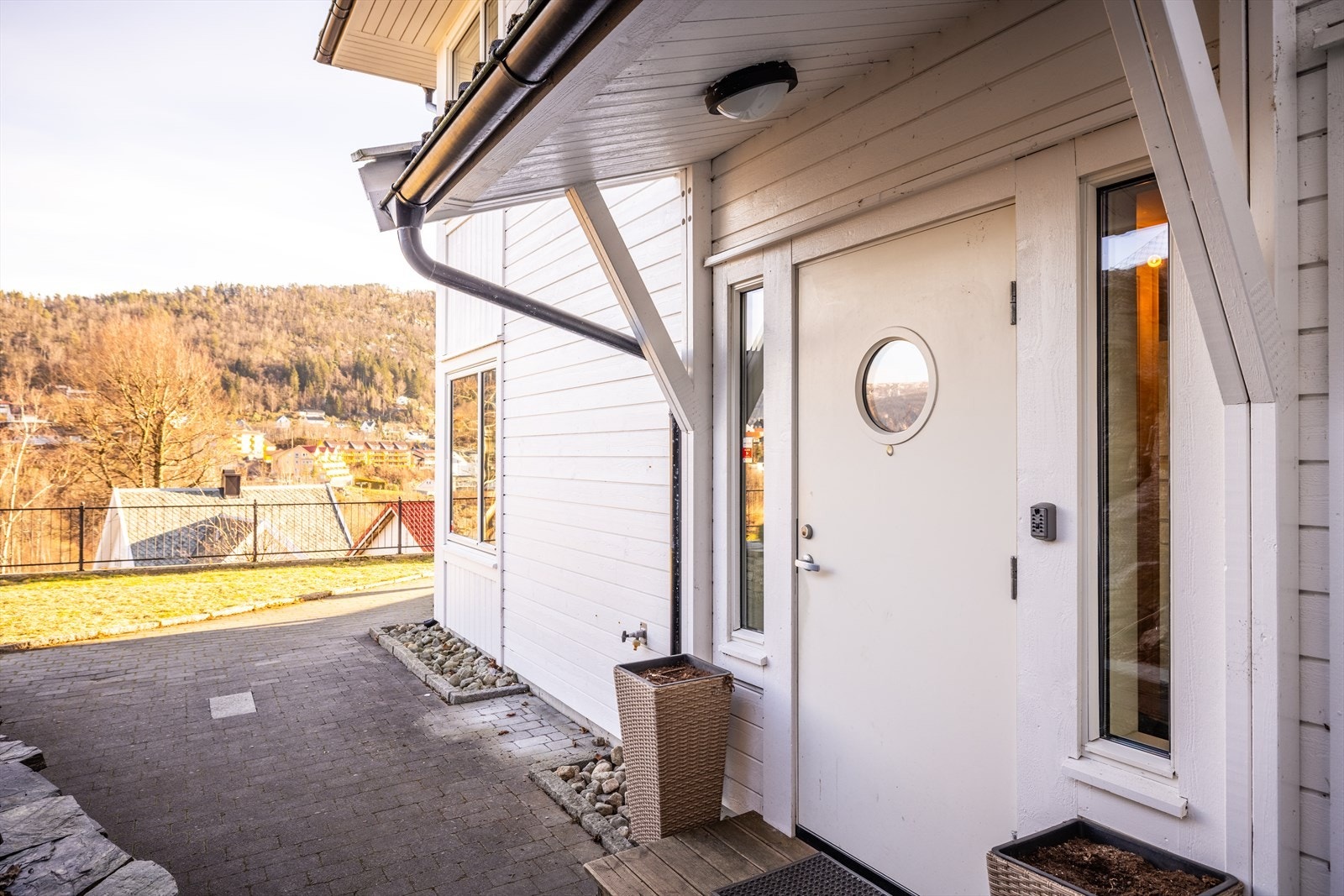 Automatisk regulert utendørsbelysning rundt boligen gir et eksklusivt og stemningsfullt preg. Velkommen inn! Galleribilde