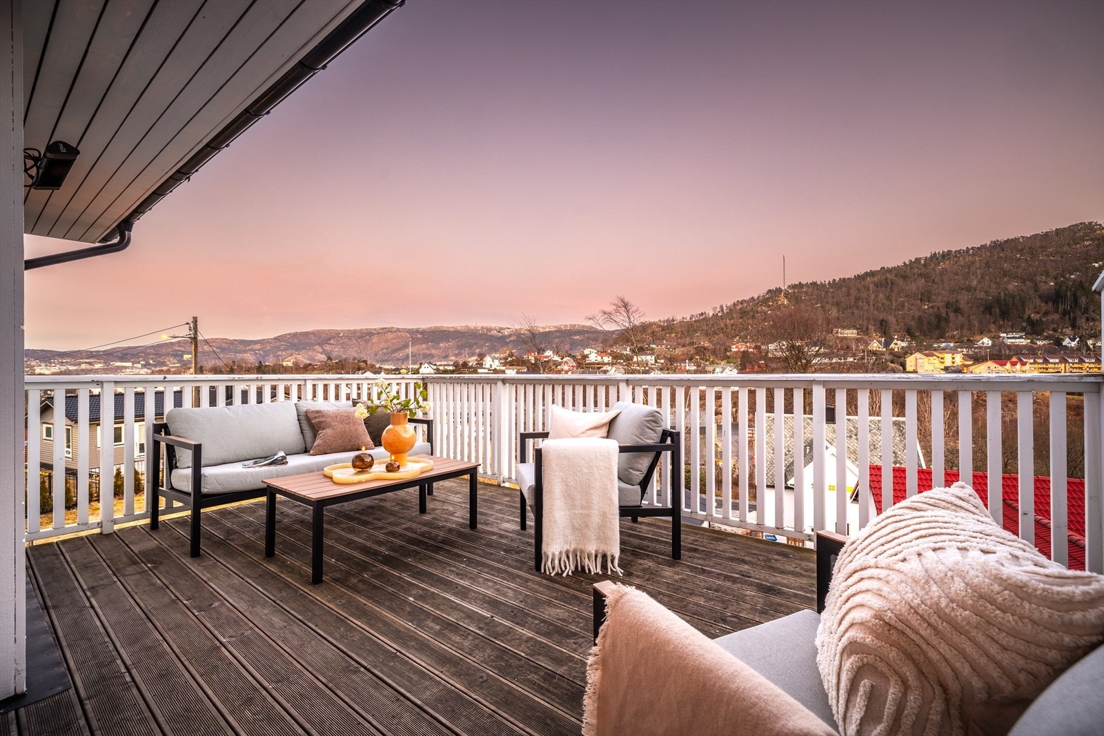 Altanen er delvis overbygd og har blitt innredet med utebelysning og varmelampe. Galleribilde