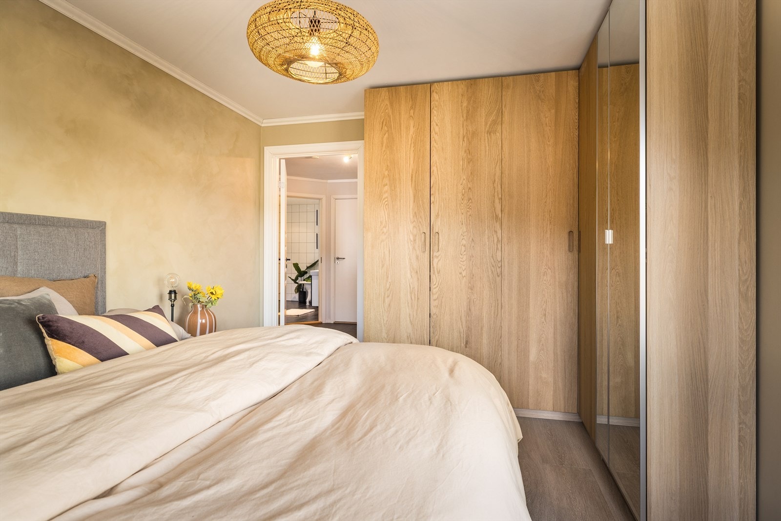 For "god kontroll og orden" kan klærne enkelt organiseres i de romslige garderobeskapene. Galleribilde