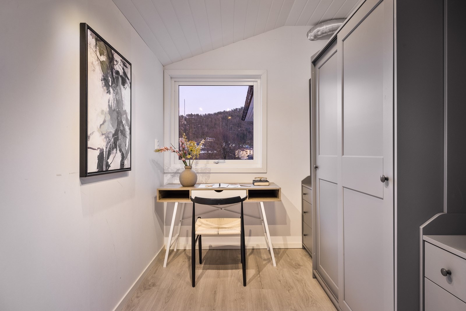 Vegg i vegg med kjøkkenet har man en praktisk bod, som i dag er innredet som et funksjonelt hjemmekontor. (ikke byggemeldt og godkjent) Galleribilde