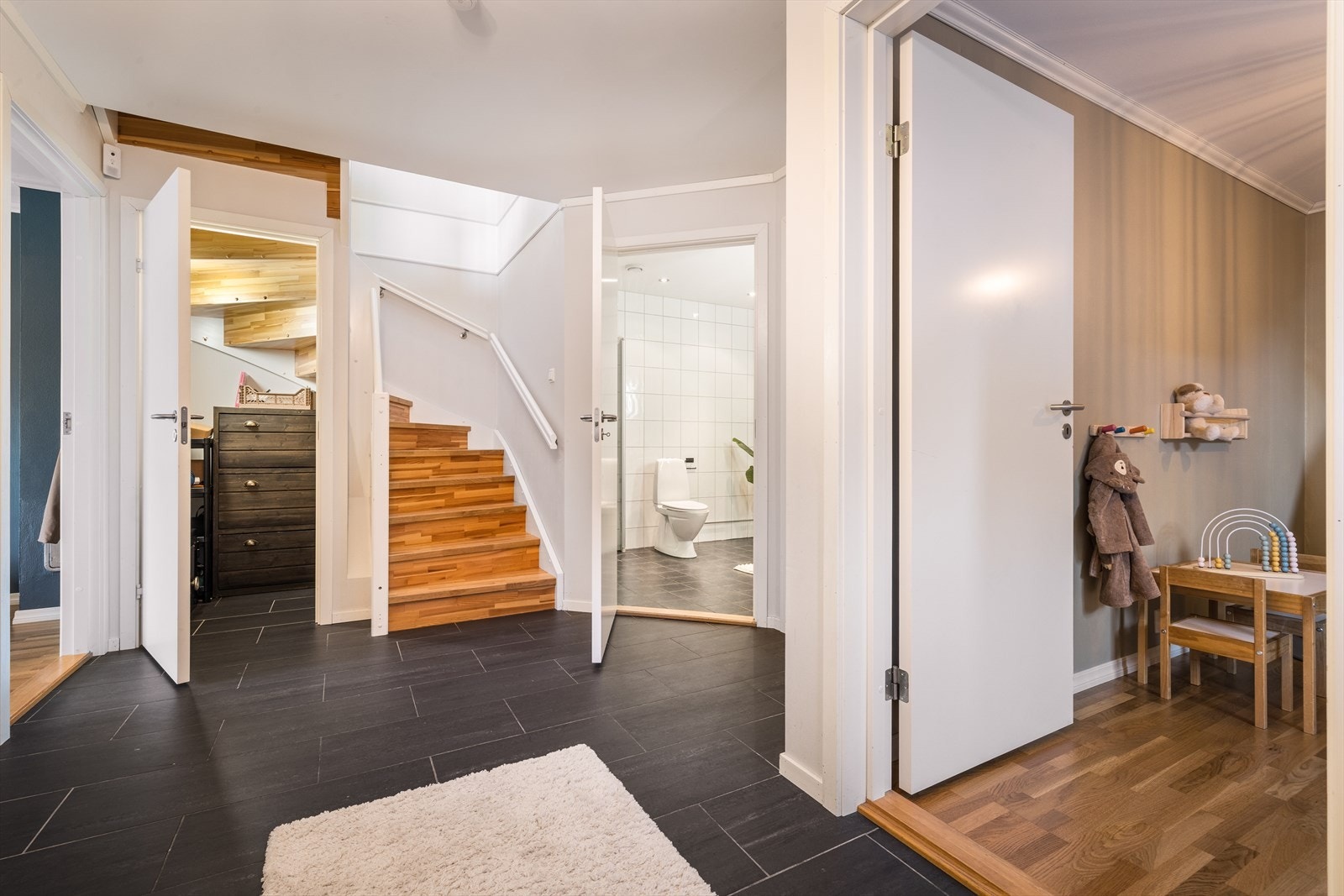 Gjennomført og harmonisk bolig, med en oversiktlig og god planløsning som gir en sømløs flyt mellom sonene. Galleribilde