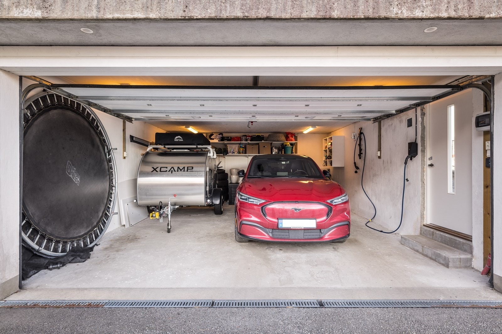 Her er det god plass til to biler og noe oppbevaring. Selger har også installert ladeboks for elbil. Galleribilde