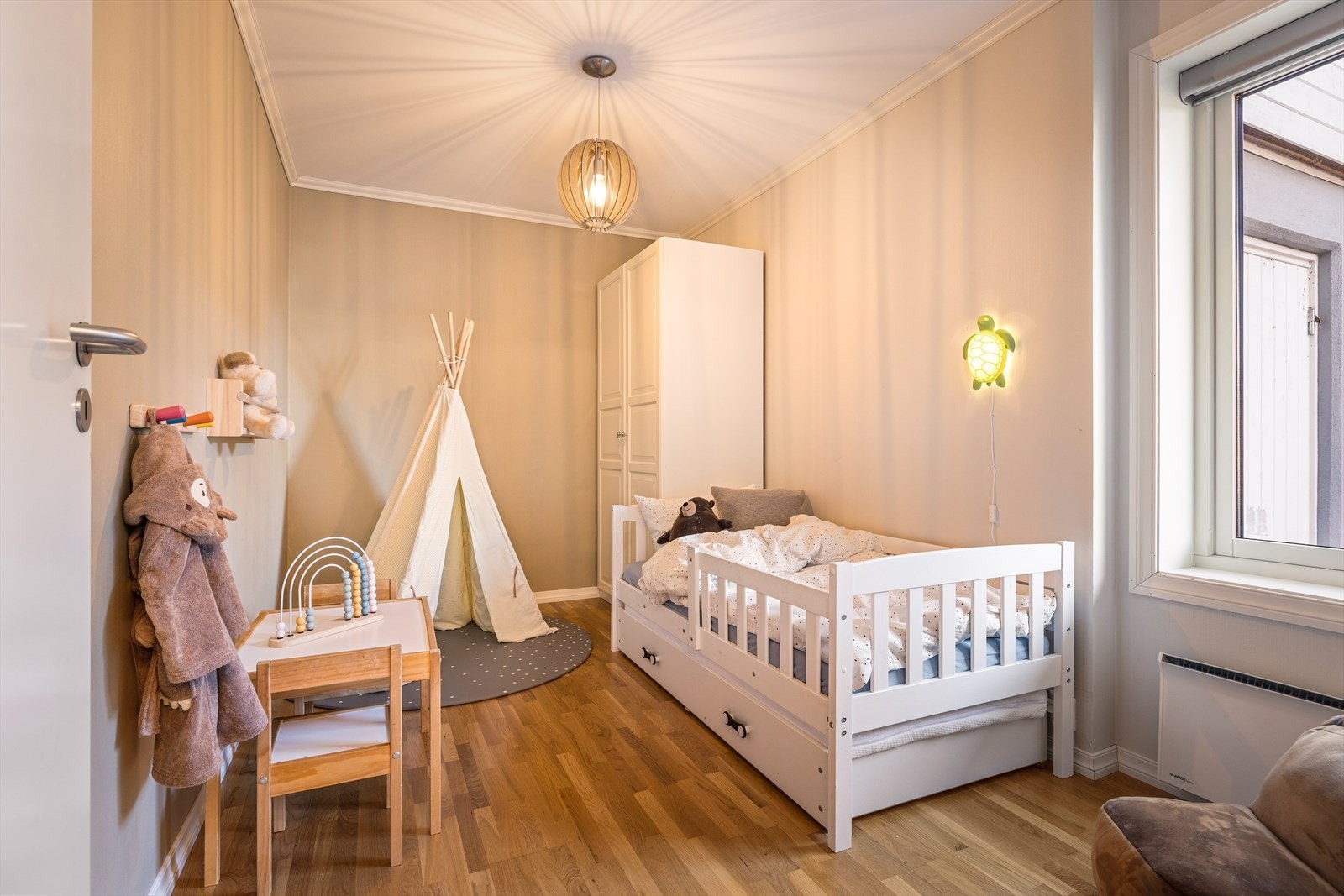 Boligens fjerde soverom har blitt malt i behagelige og lune farger. Rommet er på 8,7 m² og har blitt innredet som barnerom. Galleribilde