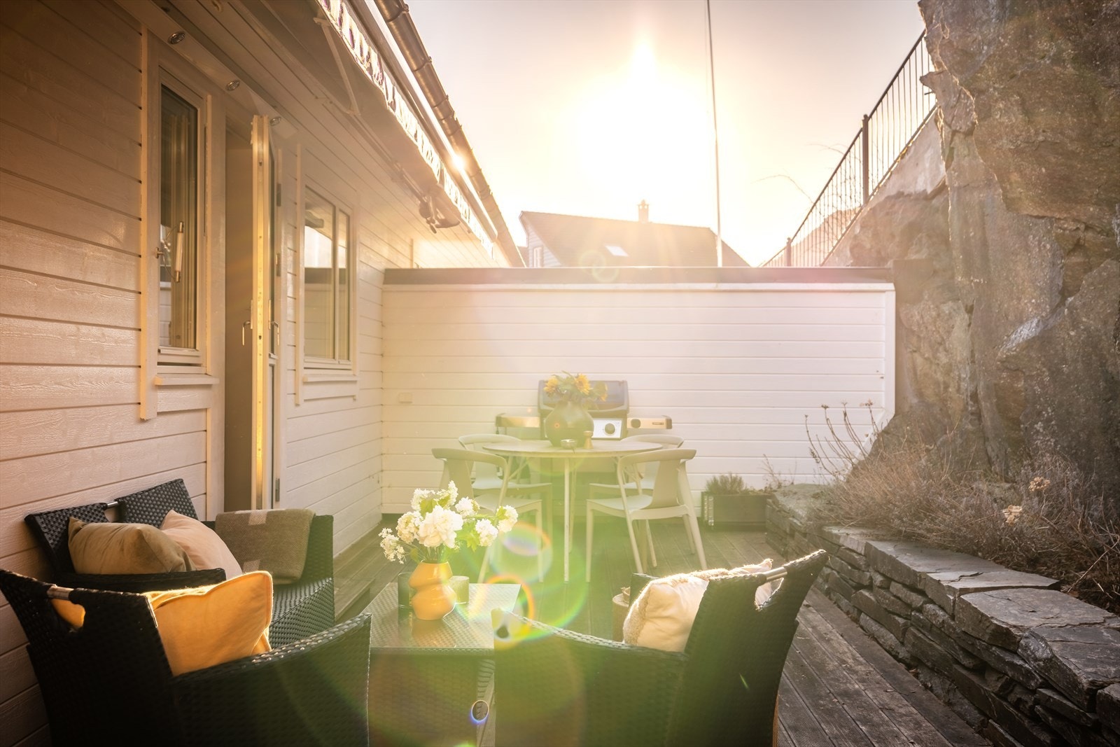 Direkte adkomst fra kjøkken til koselig terrasse på hele 25m². Galleribilde