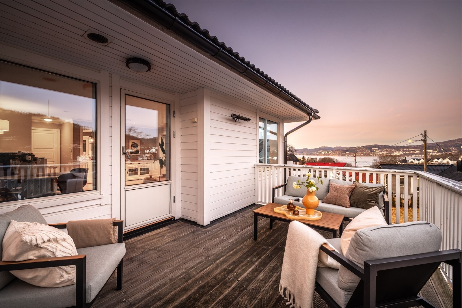 Uteplassen åpner for fleksible møbleringsmuligheter, og kan enkelt møbleres for avslapning og sosialt samvær. Galleribilde