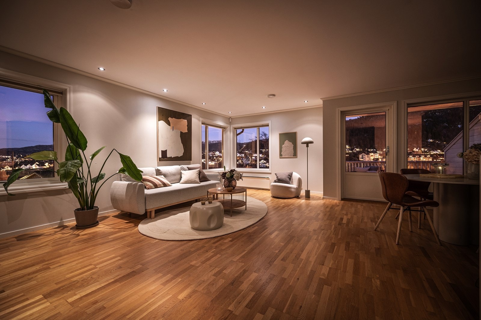 Stuen oppleves som svært luftig, med rikelig plass til å innrede både stilfullt og komfortabelt. Galleribilde