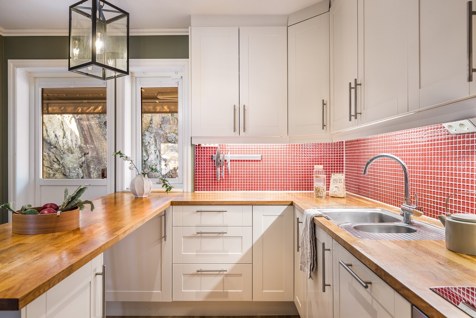 På kjøkkenet er det rikelig med skap-, skuffe-, og benkeplass for kokken. Den integrerte barløsningen skaper en sosial sone og er praktisk for raske måltider. Galleribilde