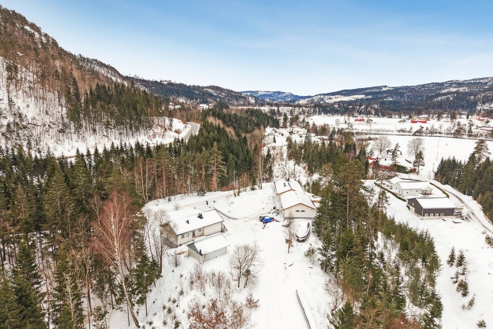 Eiendommen ligger i område med spredt bebyggelse. Det er kort avstand til bussholdeplass. Galleribilde