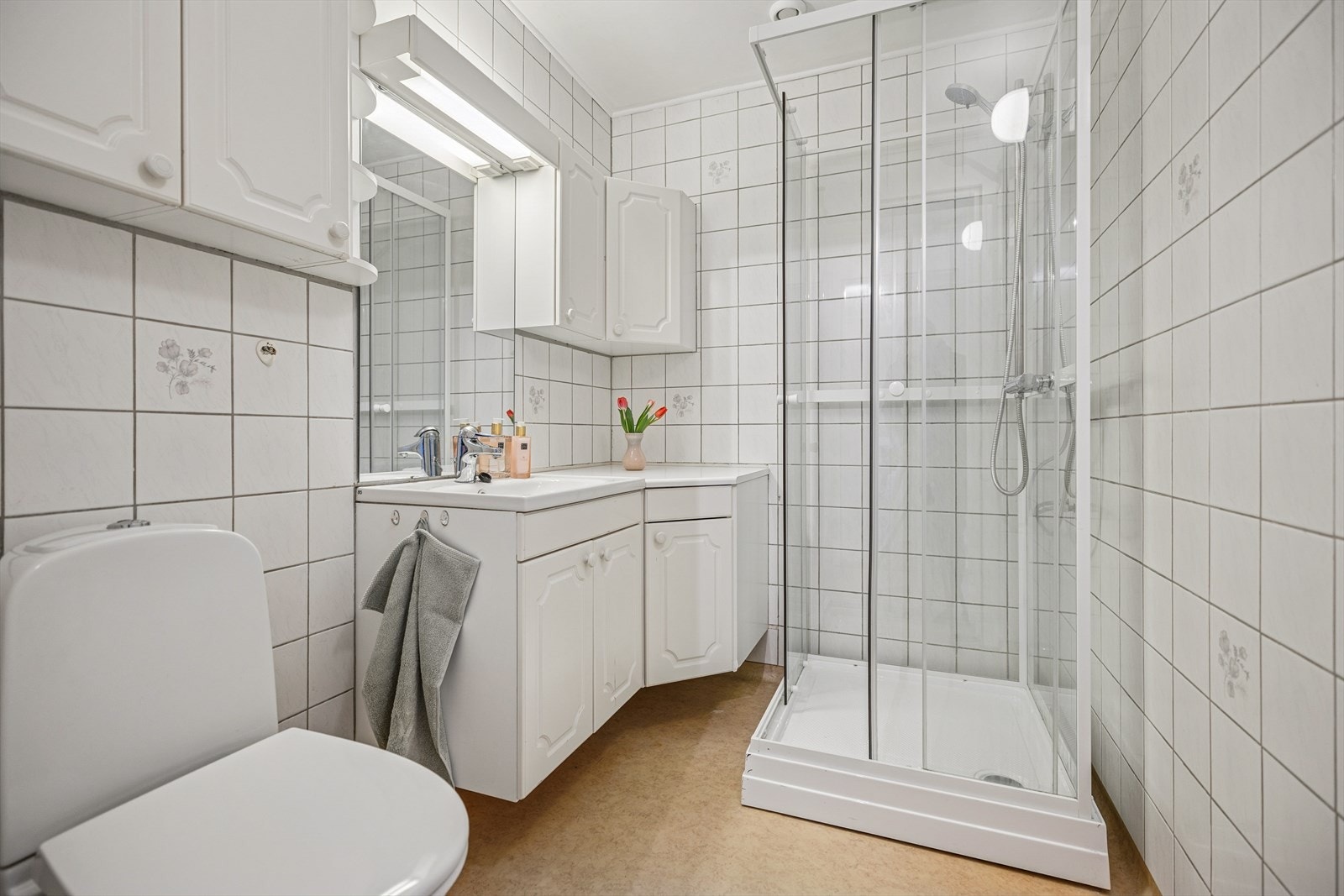 Eldre bad med mye god oppbevaringsplass. Det er varmekablet i gulvet Galleribilde