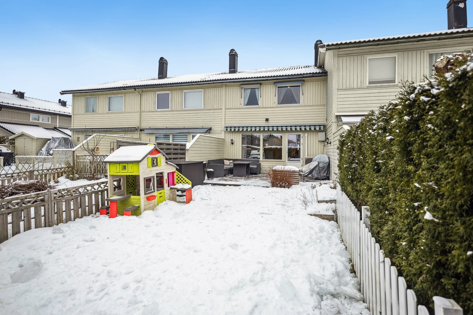 Her kan virkelige gode sommerdager nytes! Det er adkomst til hageflekk fra terrassen, hvor barna kan leke trygt! Galleribilde