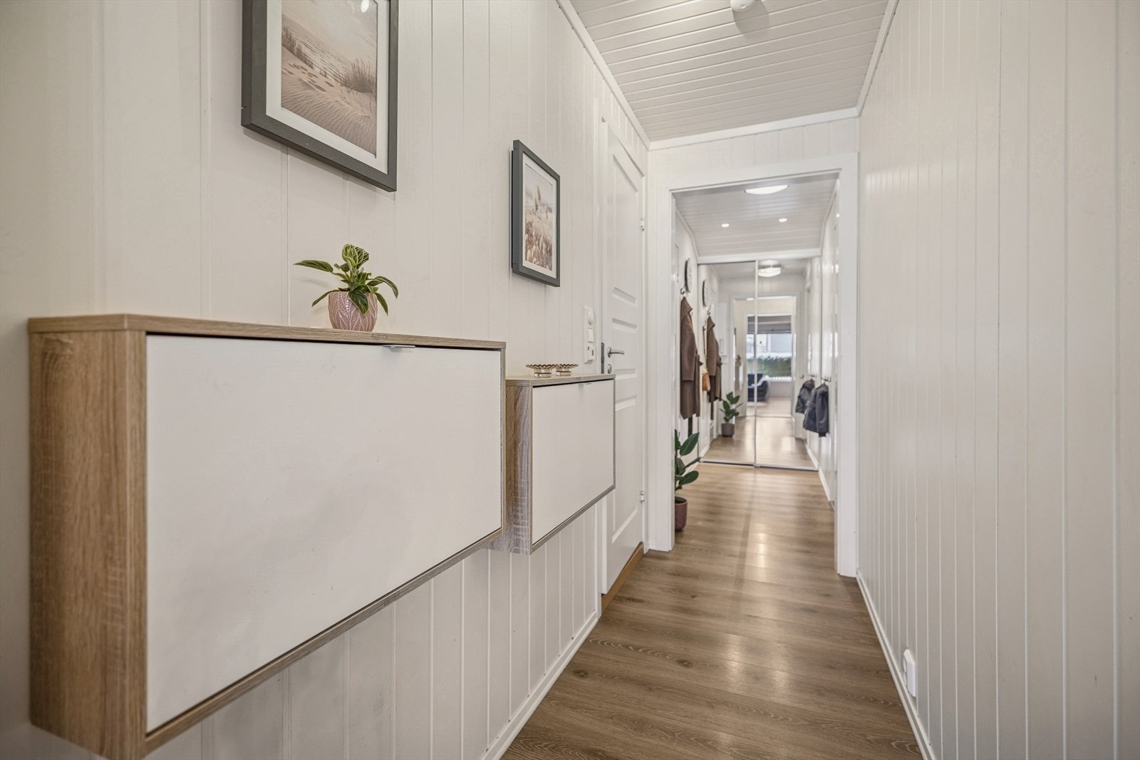 I gangen er det også plass til praktiske oppbevaringsmøbler Galleribilde