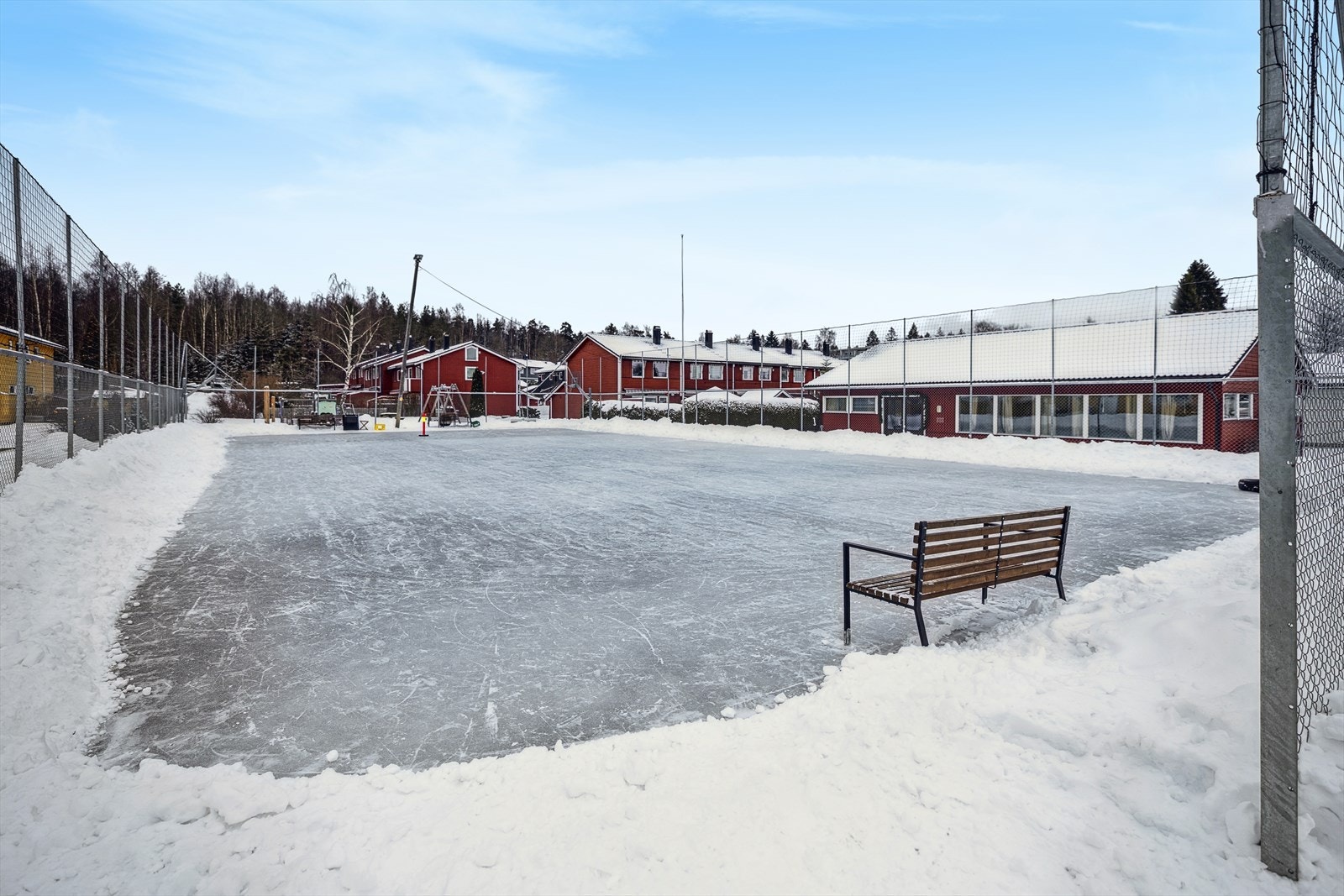 Om vinteren kan man stå på skøyter i nabolaget Galleribilde