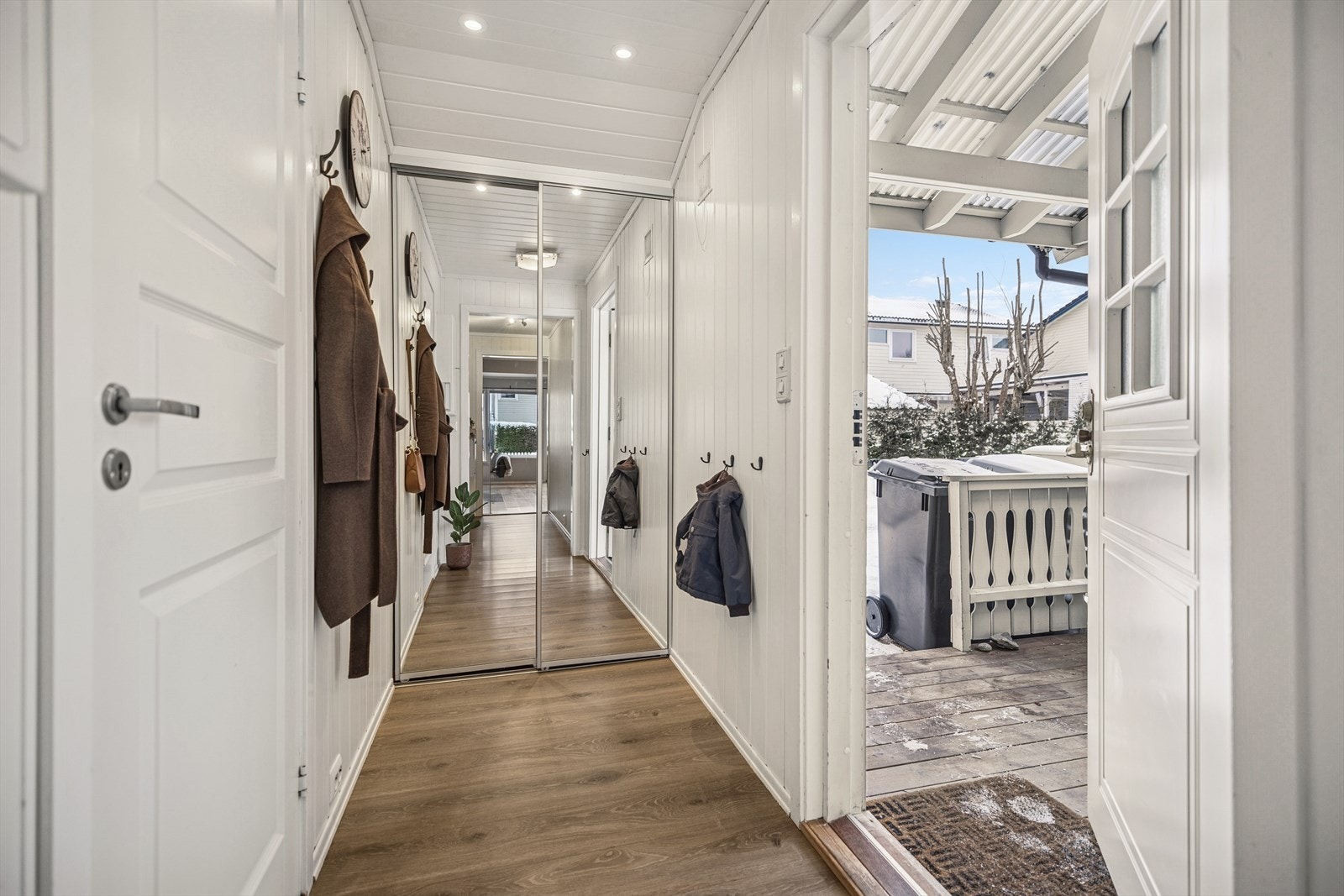 Entré har varmekabler i gulvet, som er praktisk for vått fottøy. Det er også en romslig skyvedørsgarderobe som sørger for god oppbevaringsplass Galleribilde