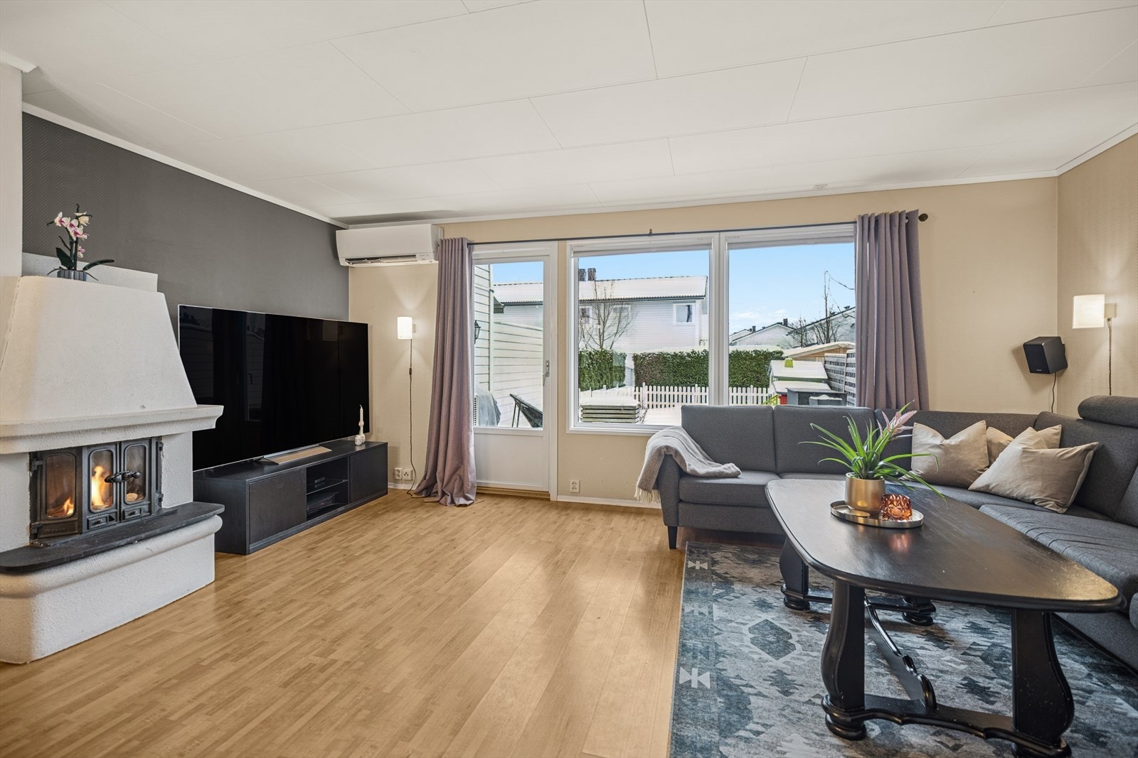 Stuen er lys og luftig med utgang til sydvendt terrasse og hageflekk Galleribilde