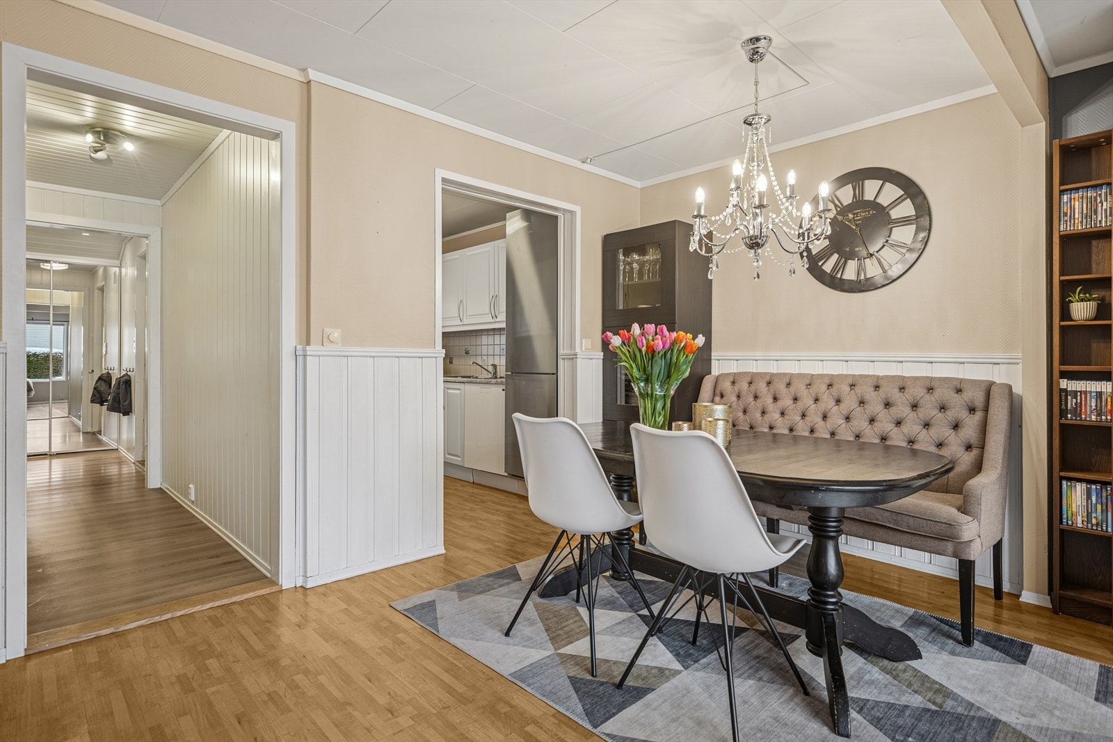 God plass til en romslig spisegruppe Galleribilde