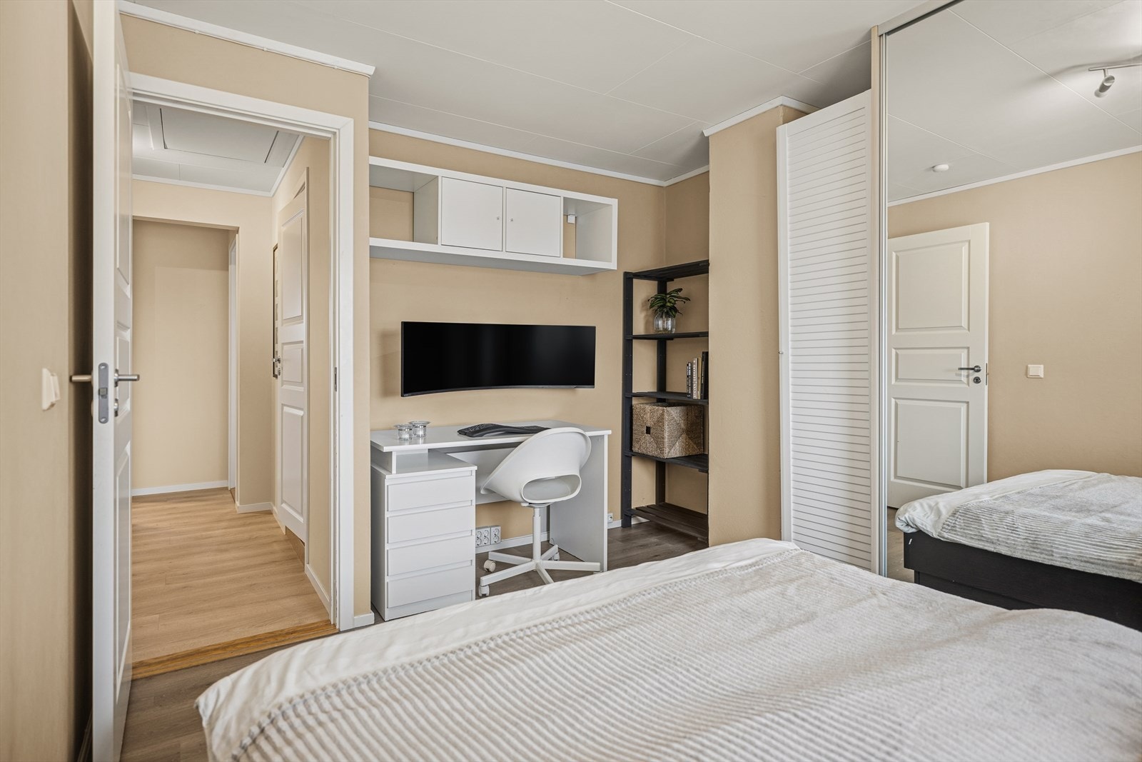 Det er også plass til et eget hjemmekontor på rommet Galleribilde