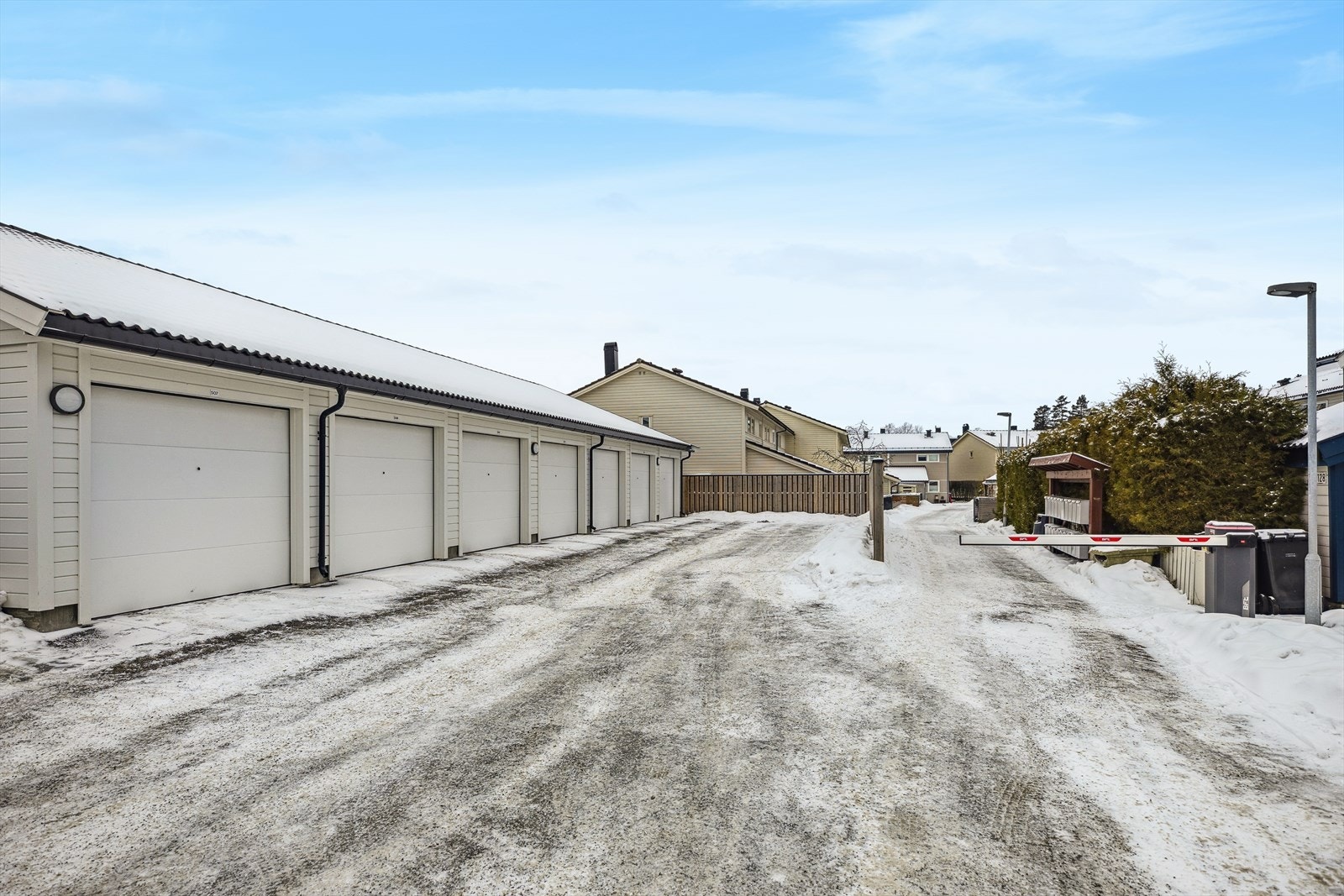 Det er tilhørende garasje i rekke med oppbevaringsplass, samt montert elbillader Galleribilde