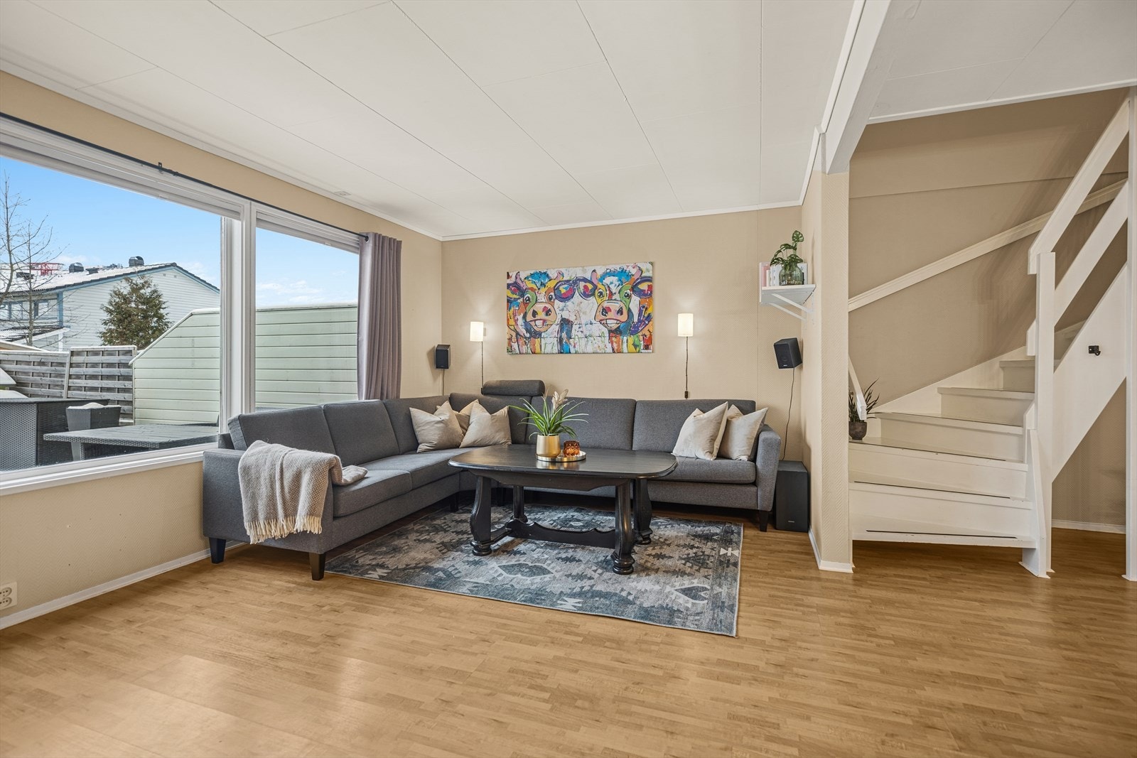 Det er god plass til en romslig sofagruppe, TV og oppbevaringsmøbler Galleribilde