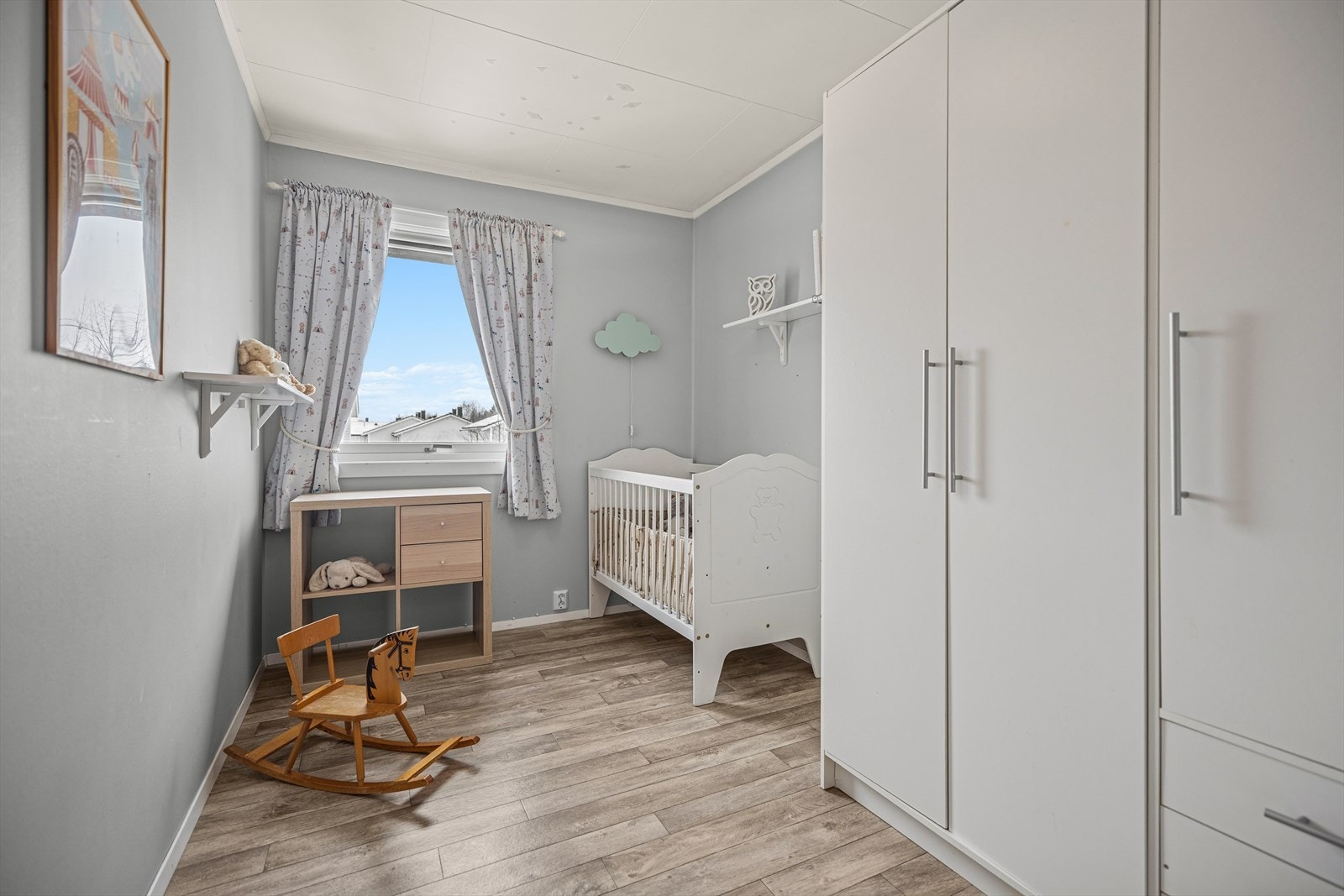 Soverom 2 egner seg fint som barnerom med plass til seng, nattbord, pult og garderobeskap Galleribilde